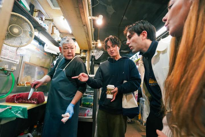 Tsukiji market food tour with tuna tasting and shrine visit