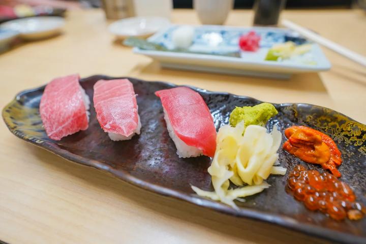 Tsukiji market food tour with tuna tasting and shrine visit